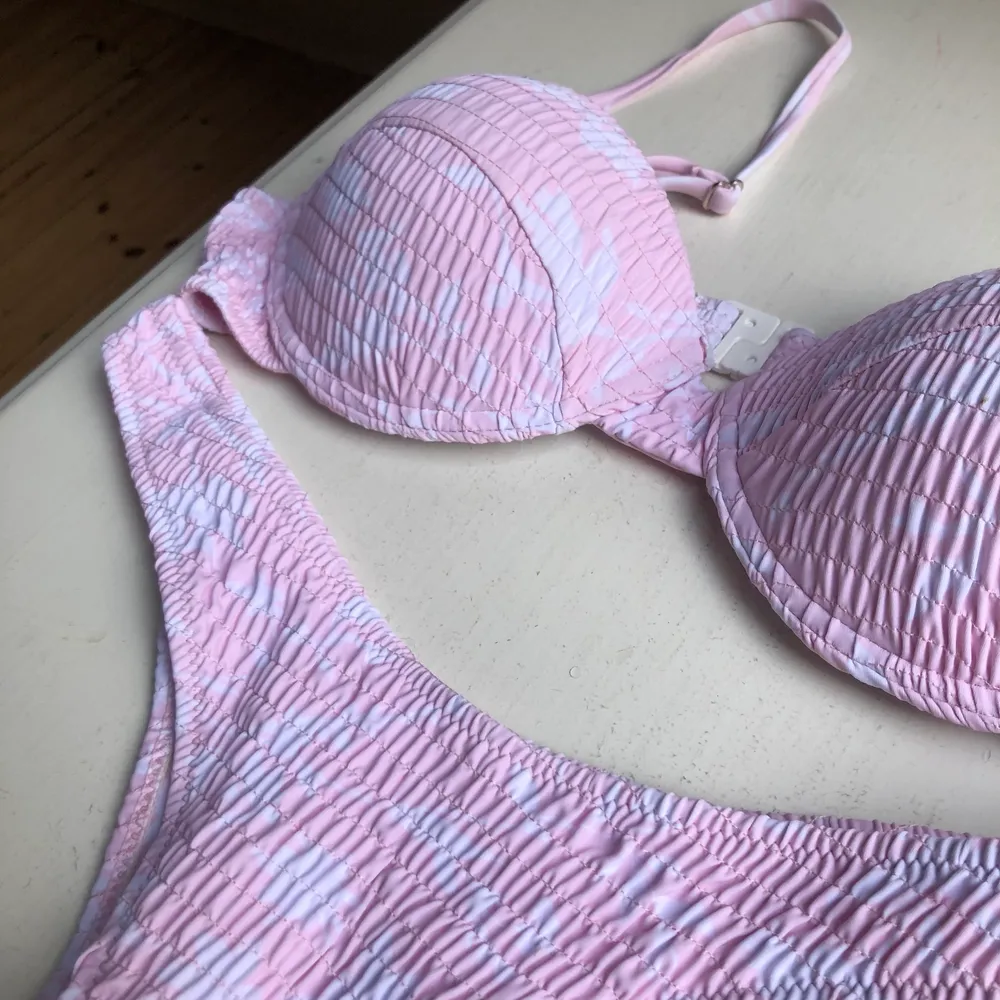 Köpte flera bikinis från BG Berlin girls (handsydda och mina drömbikinis), men ingen passa:( så säljer allihoppa!❤️ Nederdel M och skulle uppskatta kupan till 75C! Varje sätt kostade 300kr på rean och 550kr vanligt! Den är ny med trosskydd kvar💋. Toppar.