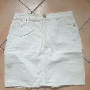 Kort minikjol från & Other stories  - Kort minikjol i vit denim. Använd men ren och hel. 