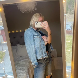 Jeansjacka - ✨ Samfraktar gärna om du hittar mer och paketpris går o lösa✨