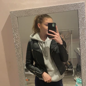 Chelsea skinnjacka storlek 36 - En väldigt snygg skinnjacka som inte längre kommer till användning i storlek 36 skulle säga S . Nypris 599