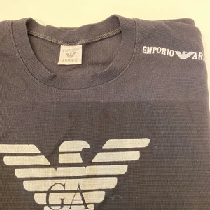 Armani t-shirt  - Svart Armani t-shirt. Säljer då jag aldrig använt den❗️