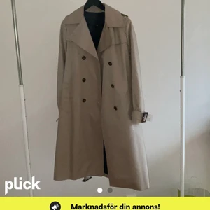 rockandblue trenchcoat  - Laddar upp igen pga oseriösa köpare! Superfin trenchcoat som endast är använd 1-2 gånger, alltså i totalt nyskick. Inga skador överhuvudtaget, och nypriset har jag för mig var 2000kr. Köpte för ungefär ett år sedan!