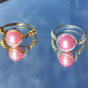 Handgjorda ringar med rosa pärla i mitten , finns i både silver och guld!