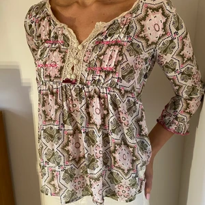 Odd Molly blus  - Odd Molly blus, knappt använd, storlek 1 (skulle enligt mig passa storlek 34 men kanske även 36 om man inte har så stora bröst)