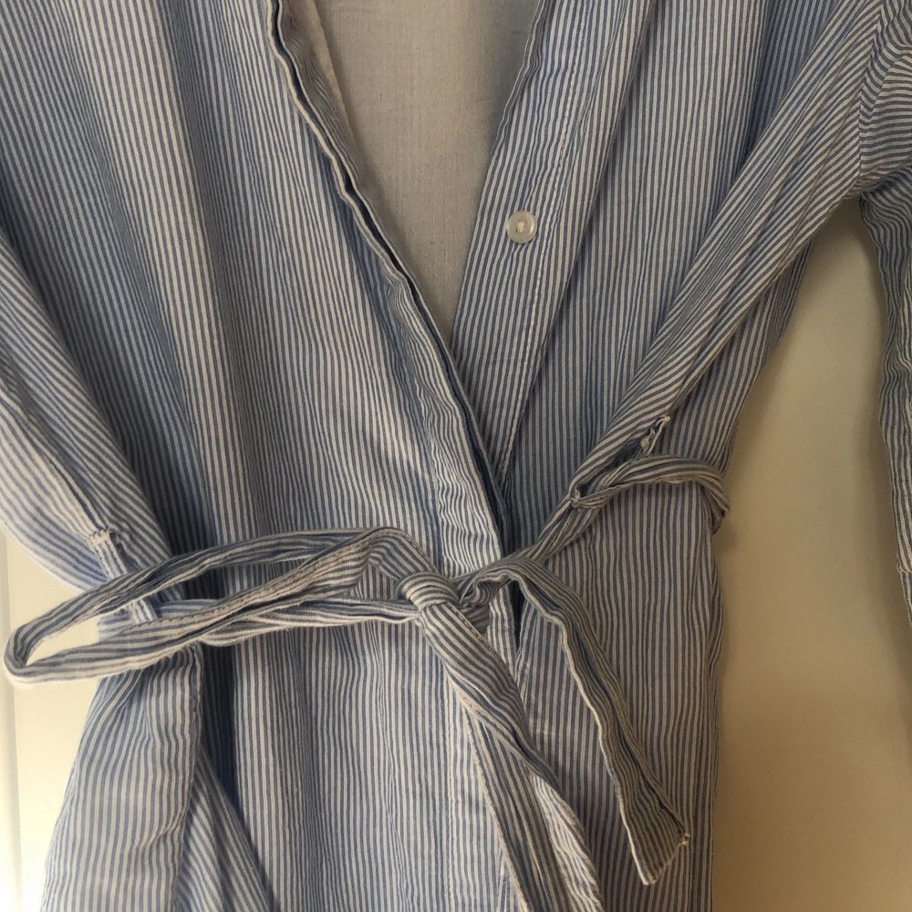 Blå- och vitrandig skjortklänning från Hannalicious x Nakd. Använd vid något enstaka tillfälle så mycket gott skick. 100% bomull. DEN ÄR KVAR. Klänningar.