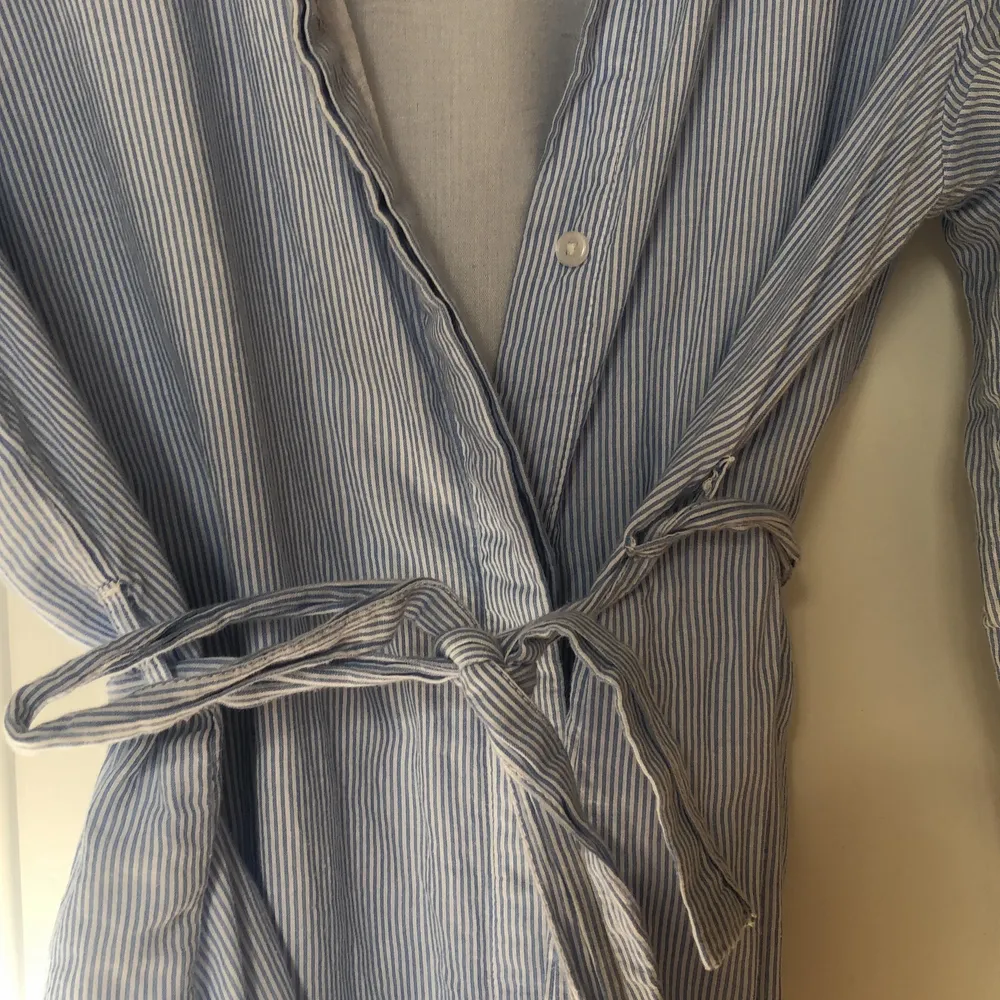 Blå- och vitrandig skjortklänning från Hannalicious x Nakd. Använd vid något enstaka tillfälle så mycket gott skick. 100% bomull. DEN ÄR KVAR. Klänningar.