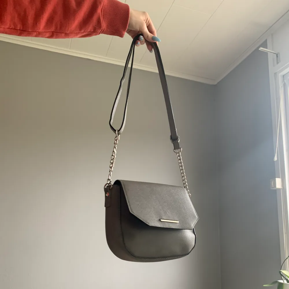 Superfin grå handväska i jätte gott skick med justerbara band! Använd endast ett fåtal gånger men säljer pga har förmånga handväskor😅💗. Väskor.