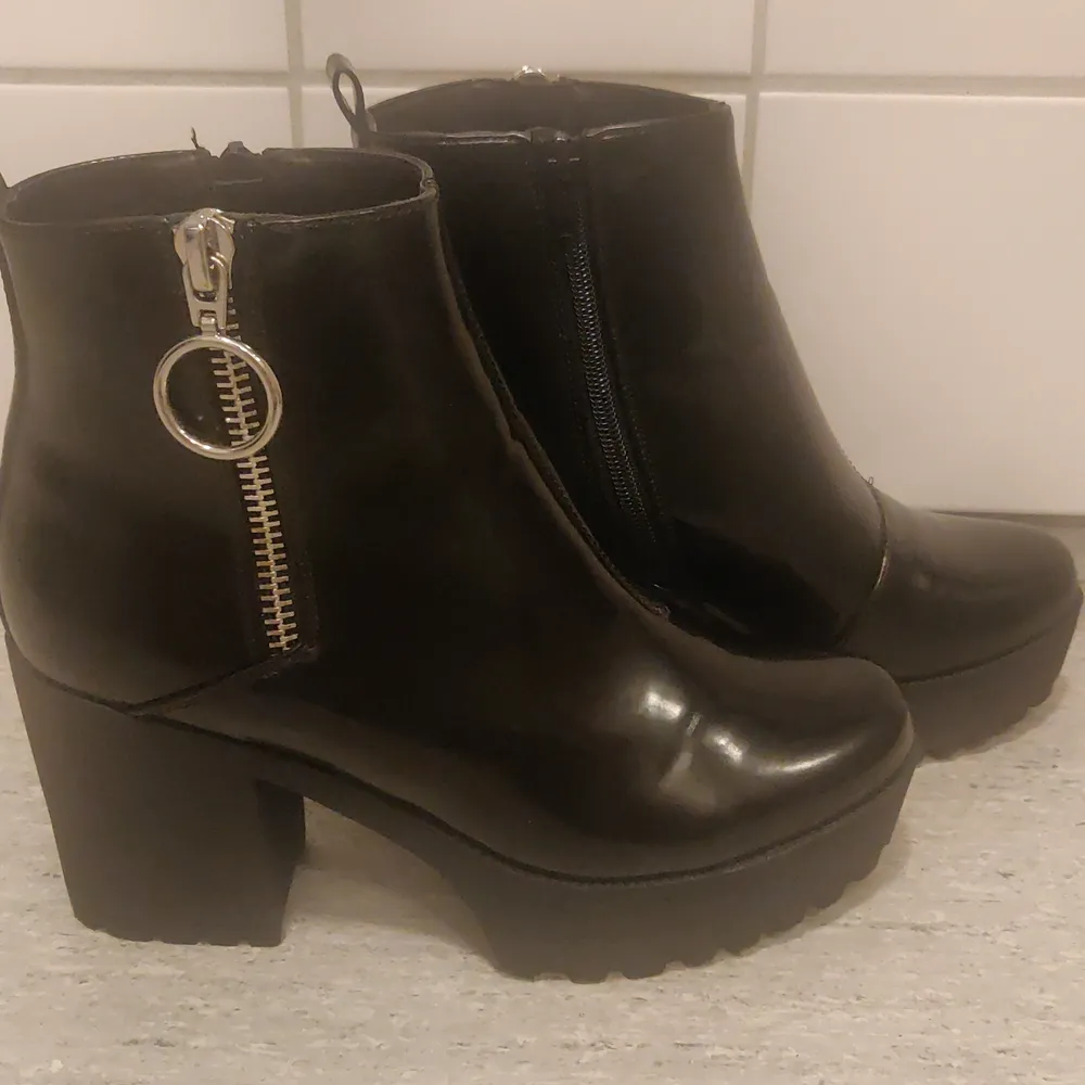 Black Even&Odd boots, size 40. Heel is 9cm high including the platform. Used only a few times. . Skor.