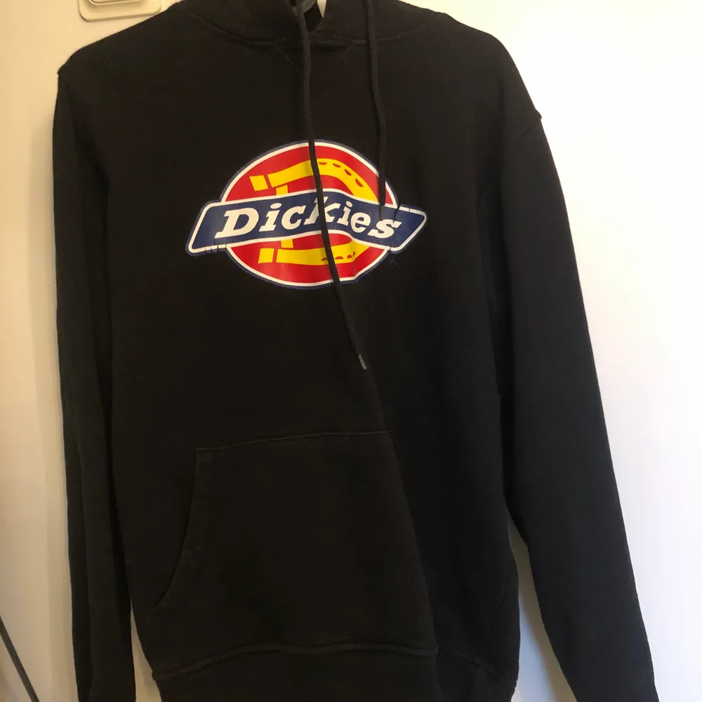 Cool Dickies hoodie passar både killar och tjejer. . Tröjor & Koftor.