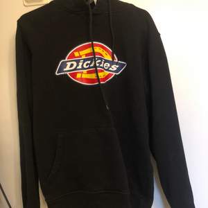 Cool Dickies hoodie passar både killar och tjejer. 
