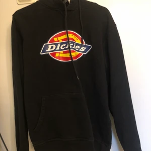 Dickies hoodie - Cool Dickies hoodie passar både killar och tjejer. 