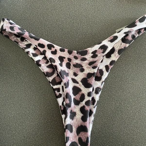 Bikinitrosa-NY - Helt nya bikinitrosor, stl M. Ej provade- helt nya i orginalförpackning. Råkade beställa dubbla