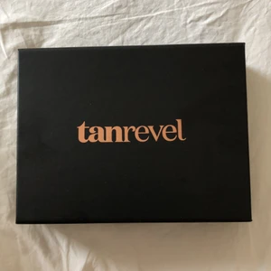 Tanrevel - Säljer min tanrevel, har använt den 3 gånger. Det är jätte mycket tanning liquid kvar. 