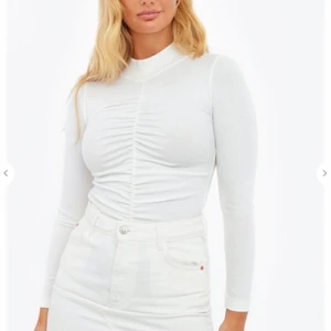 Topp i beige färg  - Toppen är i beige färg i verkligheten, ser vit ut i bilden 