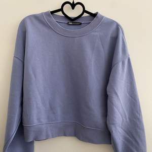 En lila sweatshirt från Zara, i väldigt bra skick och knappt använd! Supermysig inuti och storlek S!! Frakt 66kr (spårbar), eller så kan jag mötas i Stockholm city💞