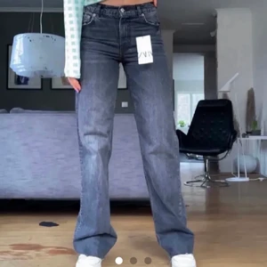 Zara jeans  - Snygg jeans avklippta ca 3 cm, och lite utsträtchade i midjan. Annars så gott som nya har använt ett fåtal gånger. Lånade bilder