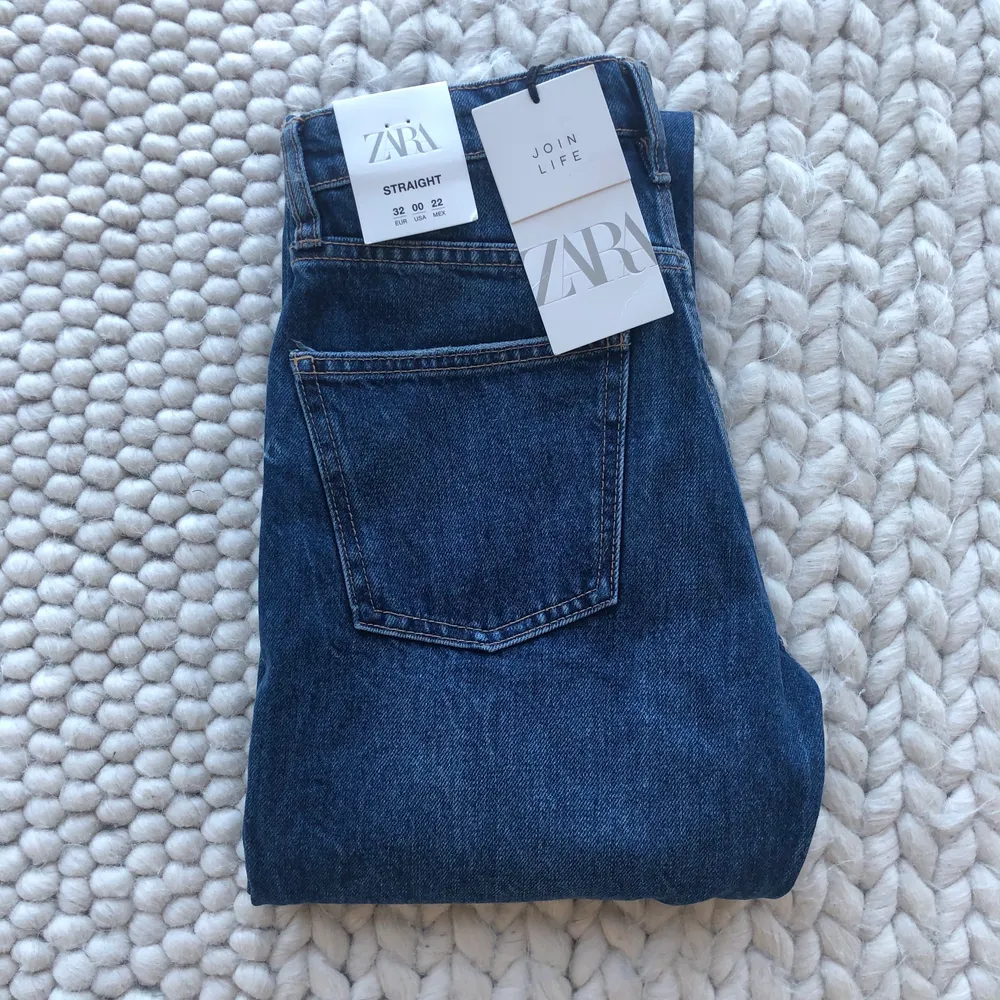 Säljer dessa helt nya raka jeans från zara. Lappen sitter kvar. Helt slutsålda i alla storlekar. Frakt tillkommer på 66kr spårbart. Jeans & Byxor.