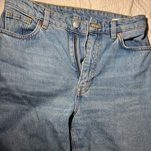 Monki Blåa Jeans, strl 160, säljs pga korta i benen, i bra skick, använda ett par gånger, som nya