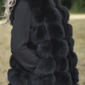 Äkta pälsväst storlek S - Äkta pälsväst storlek S längd ca 70 cm. Västen är från en butik utomlands men ser exakt ut som en från garoff. Nästan aldrig använd 