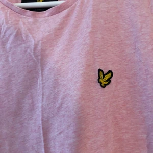 Lyle & scott - Rosa t-shirts från lyle & scott. Storlek L, frakt tillkommer