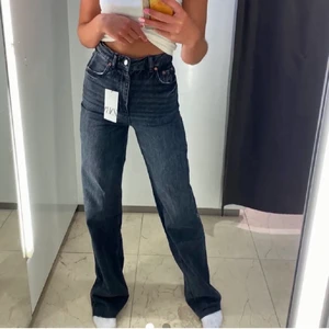 Jeans från zara - LÅNADE BILDER! 💕INTRESSEKOLL på mina jätte populära jeans från zara som är helt SLUTSÅLDA!💕 Dom är använda men väldigt bra skick! Skriv för fler bilder. Om många e intresserade blir det budgivningen! 