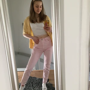 Levi’s jeans 501 - Ett par ljusrosa jeans från Levi’s i storlek small. De tillhör serien 501 och är knappt användna. På mig sitter de relativt löst upptill och lite tajtare nedtill.