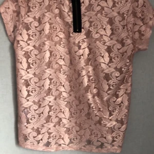 Rosa spelstopp! - Rosa top i spets från Gina tricot. Stl. S/M