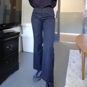 Svarta kostymbyxor - Fett snygga svarta kostymbyxor inhandlade second hand. Oklart med märke o strlk, men första bilden visar hur de sitter på mig som är 170cm lång o brukar ha 36/38 i strlk annars. Säljer för att jag inte kan bära dem utan att vara orolig för att de ska spricka tyvärr, så skulle rekommendera dem till ngn som ligger mellan 34 o 36 i strlk elr iaf stabilt på 36. Sista bilden visar en innerficka samt ett ställe jag lagat dem på, däremot inget som syns på utsidan. Misstänker att de skulle kunna vara hemmasydda från början, elr i varje fall att ngn ändrat lite på dem innan jag.