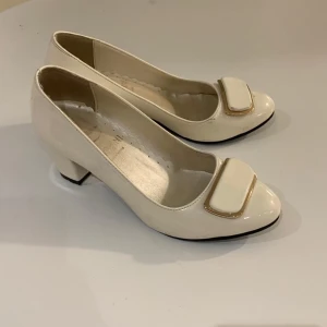 Vita Klackar - Jätte söta vita klackar. Köparen står för frakt:)