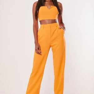 Neon byxor  - Ett par neon oranga byxor. Aldrig använda med prislapp kvar. Storlek 36. Budgivning startar på 100 kr och sker kommentarsfältet, köp direkt för 170 kr! (Budgivningen avslutas 1 april)