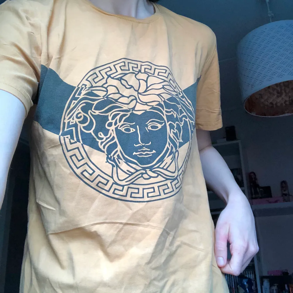 versace tshirt köpt på second hand så troligtvis INTE äkta! den är i asian size XXL men passar S 💗 aldrig använd, har bara provat! 150 kr + frakt!. T-shirts.