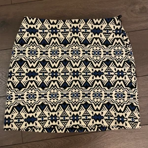 Kjol mönstrad - Superfin mönstrad kjol från H&M. Blå vit med dragkedja i sidan. Inga fläckar eller andra anmärkningar.
