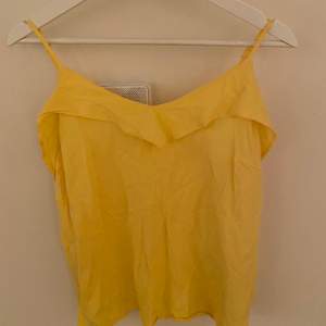 Ett gult linne från Cubus. Riktigt fin på sommaren och i ett bra skick. 