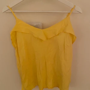 Linne från Cubus - Ett gult linne från Cubus. Riktigt fin på sommaren och i ett bra skick. 