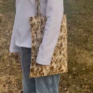 RecycleStyle  - Gå in och kolla våra nya plagg som är uppe på RecycleStyle!🌱 denna väska finns bla att köpa! Vi kan sy fler av den och även i andra önskade tyger!