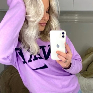 Sweatshirt  - Strl M! Jättefin å superskön men inte äkta! Buda