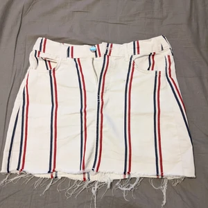 Jeanskjol - Kort Jeanskjol av "tunnare" varianten av jeans. Vit kjol med blåa och röda ränder. Använd endast ett par gånger