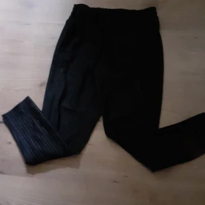 only strl xs - Ett par jätte fina randiga tajta kavaj byxsor från only tyvär är dom för små för mig men hoppas attnågon ska få nyta av dom 