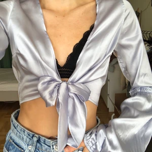 satin topp - suuuuperfin ljusblå satin topp!!✨ puff/ballongärmar och knytning fram som knyts precis som man vill!😌💞