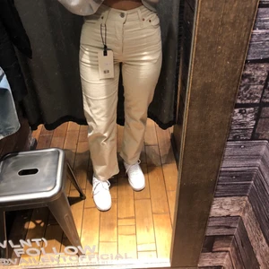 Levis jeans - Säljer dessa skitsnygga levis jeans då de inte passar längre. De är i modellen ribcage straight ifrån levis. De är i storlek W25 L29 och är lite croppade på mig som är 168cm lång. Originalpriset är 1100kr och jag säljer dem för 450kr+frakt.(Priset kan diskuteras😊)
