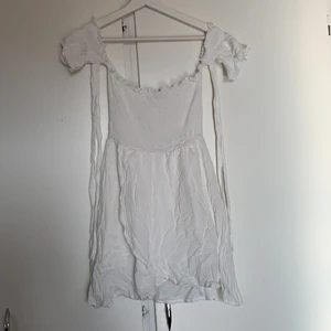 Klänning - Jättefint  stretchig midsommar klänning stl 8 men passar xs/s och i jättefint skick, behöver dock stryckas.