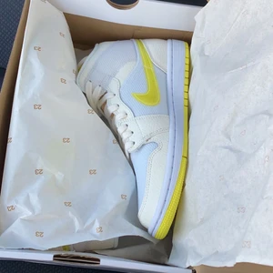 Voltage yellow  - aj1 voltage yellow. Mids. Skriv privat för fler bilder och frågor. Kom med bud eller bytesförslag privat. 