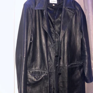 Jacka - Jacka i fejk läder. Använd ett par gånger men i bra skick, man ser dock att den är använd. 