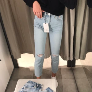 Ljusblå jeans med hål i - Säljer dessa jeans från zara då jag tycker de är en aning korta för mig som är 168 ungefär. Bra skick!💕 storlek 34 men skulle nog passa en 32 också! 100 kr + frakt  