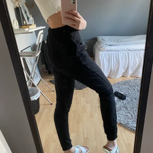 Långa mjukisbyxor - Säljer dessa mjukisbyxor från asos tall! Väldigt sköna och snygga och knappt använda!! Köparen står för fraktkostnaden ❤️