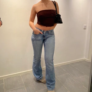 Snygg sjal  - Rätt lång så går att knyta på olika sätt! Frakt på 24kr eller så möts vi på söder! 