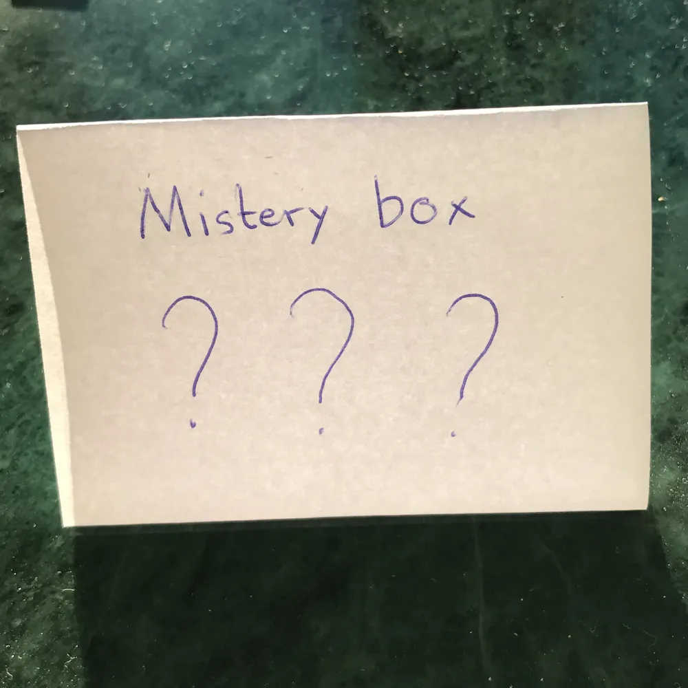 En mystisk mistery box som innehåller två par örhängen!! Spännande, och det blir en rolig överraskning när du får det!!. Accessoarer.