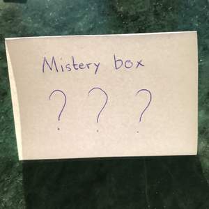 En mystisk mistery box som innehåller två par örhängen!! Spännande, och det blir en rolig överraskning när du får det!!