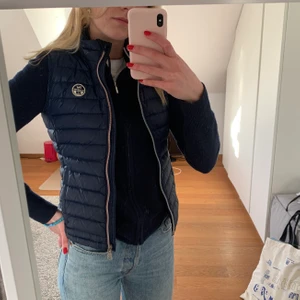 North Sails väst storlek XS - Jag säljer denna väst från North Sails i storlek XS! Superfin till våren. Den är använd och i bra skick! Nypris ca 1700kr. Hör av dig om du önskar fler bilder 💙💙