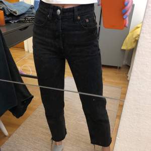 Finaste jeansen från Zara💘 strl 32. Är 157cm och de passar mig i längden 💘 färgen är en blandning mellan grå och svart, straight fit, tight runt rumpa 